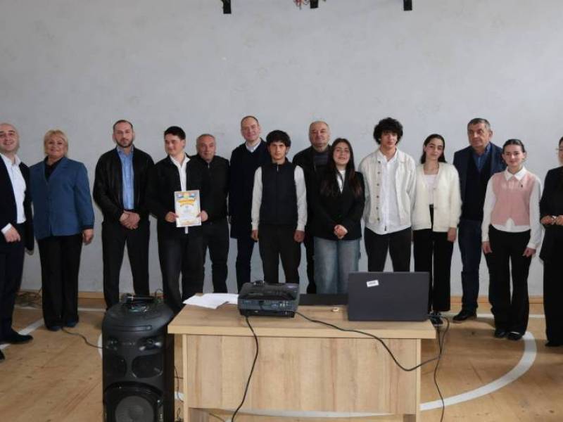 ცაგერის მუნიციპალიტეტის მერი ჭაბუკი ჭაბუკიანი ცაგერის საჯარო სკოლის დარბაზში გამართულ...